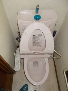 ブラックの落ち着いたバスルームにLIXILアライズ Zタイプ